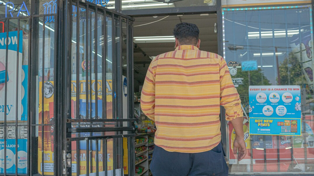 store detective watching